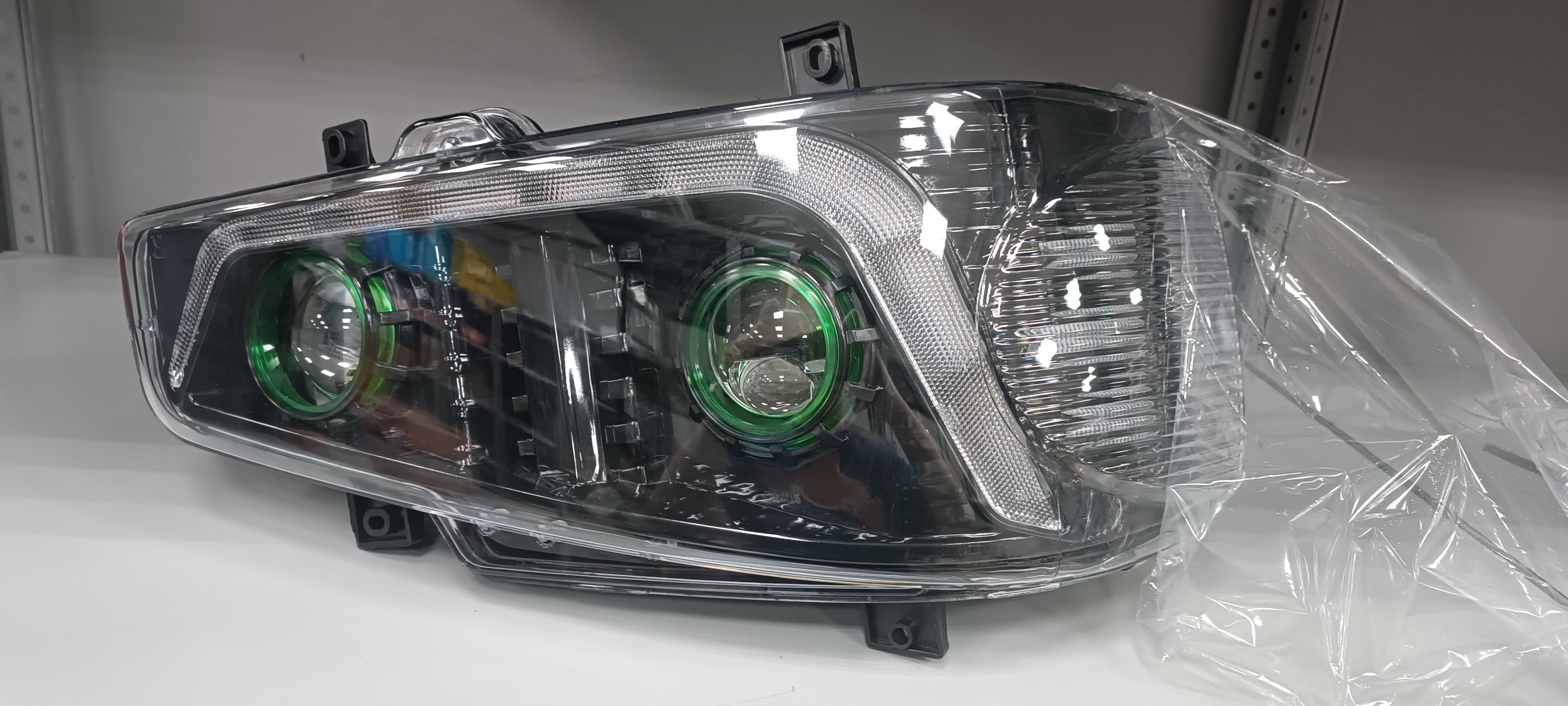 Фара передняя правая 2 фишки LED (J6 2018-2020г.) FAW 371102059AC